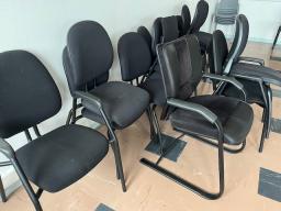 Photo détaillant le don dons de chaises noires visiteurs