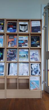 Photo détaillant le don Présentoir en bois pour bibliothèque