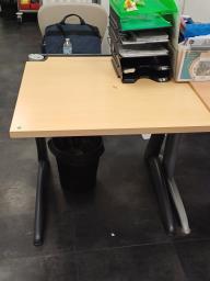 Photo détaillant le don Table retour de bureau