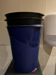 Photo détaillant le don Lots de poubelles et Bac plastique