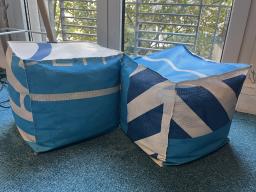 Photo détaillant le don Pouf de bureau SOLIDEO en tissus recyclage de chantier