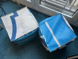 Photo détaillant le don Pouf de bureau SOLIDEO en tissus recyclage de chantier