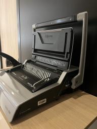 Photo détaillant le don Lot de 2 relieuse Galaxy 500 + Peignes de reliure