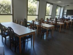 Photo détaillant le don Lot de tables et chaises pour espace de restauration