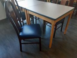 Photo détaillant le don Lot de tables et chaises pour espace de restauration