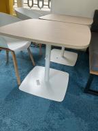 Photo détaillant le don Deux tables blanches et bois