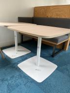 Photo détaillant le don Deux tables blanches et bois