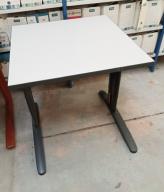 Photo détaillant le don Table