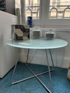 Photo détaillant le don Lot de 2 petites tables rondes en verres