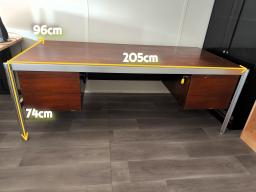 Photo détaillant le don Bureau avec tiroirs