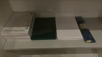 Photo détaillant le don Kit relieuse notariale, rivets, vis en laiton, cachet auto encreur, couverture de reliure