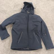 Photo détaillant le don Transfert de 71 400 effets vestimentaires